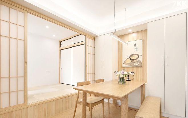 7种用单人椅+矮榻拼出灵活社交区的思路AG旗舰厅首页客厅别死磕“L型沙发”！(图2)